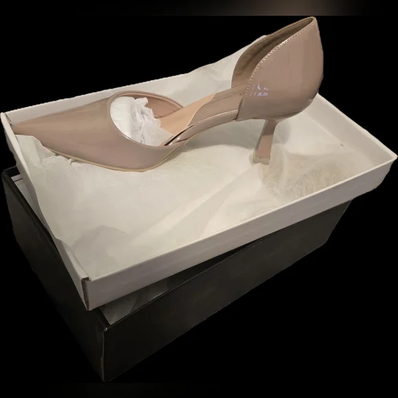 Elegant Nude Women's Pumps - Picture 1 of 4